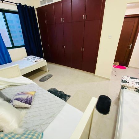 Nash Guest House Females Only Dubai Esterno foto