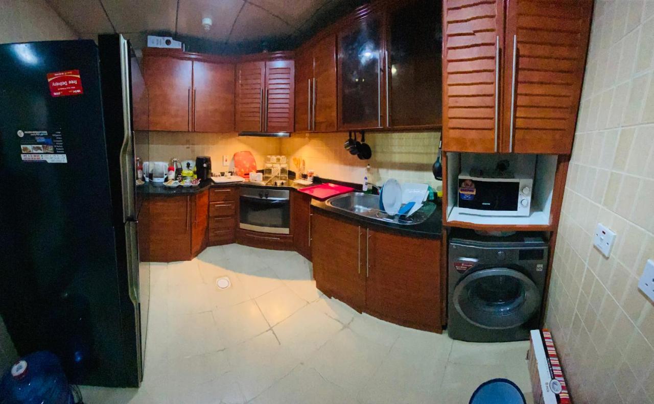 Nash Guest House Females Only Dubai Esterno foto