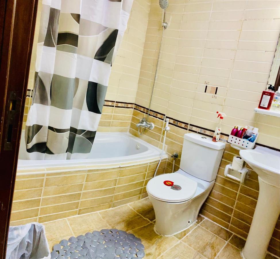 Nash Guest House Females Only Dubai Esterno foto