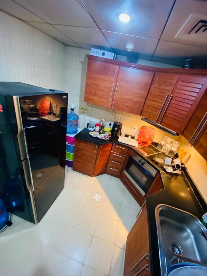 Nash Guest House Females Only Dubai Esterno foto